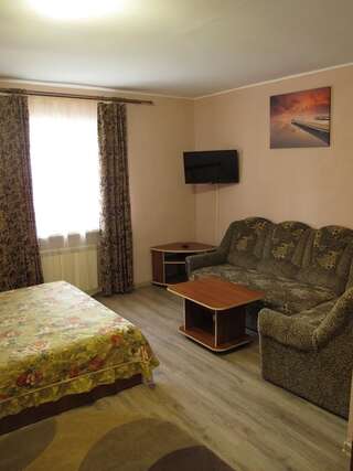 Отель Отель Vostochniy 284 Бердянск Улучшенный семейный номер-6
