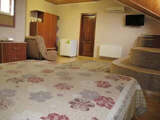 Отель Отель Vostochniy 284 Бердянск Улучшенный семейный номер-8